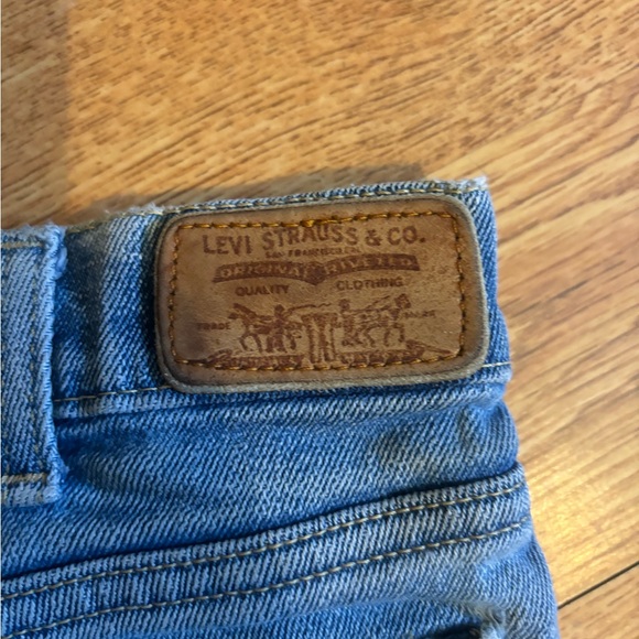 Levi’s Jean shorts - Picture 3 of 3